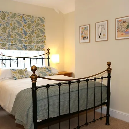The Waves Bed & Breakfast 4*